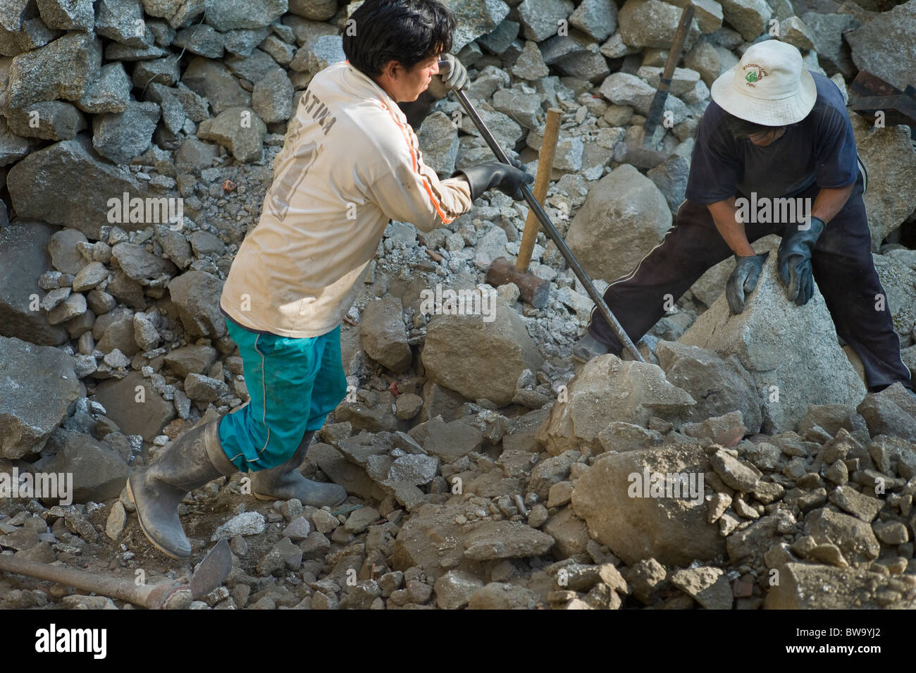 Männer, die Felsen, Aguas Calientes, Peru aufbrechen Stockfoto