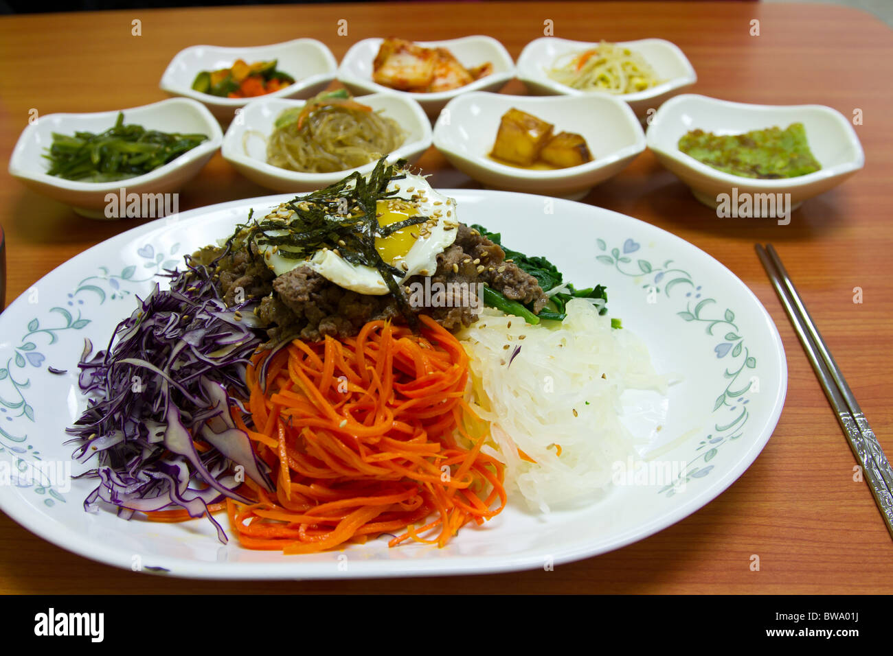 Ein beliebtes koreanisches Gericht Bibimbap, mittlere Mischung Reis garniert mit gewürztes Gemüse, Paprika, Spiegelei und Rindfleisch in Scheiben Stockfoto Ein beliebtes koreanisches Gericht Bibimbap, mittlere Mischung Reis garniert mit gewürztes Gemüse, Paprika, Spiegelei und Rindfleisch in Scheiben Stockfoto