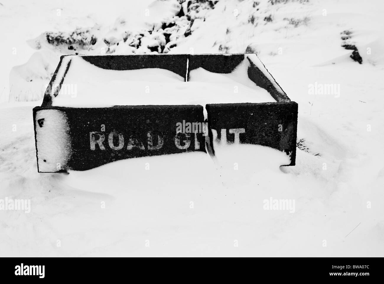 Ein Straße Grit Trichter gefüllt mit Schnee am oberen Rand der Bwlch während eines verlängerten Zeitabschnitts Schnee. Stockfoto