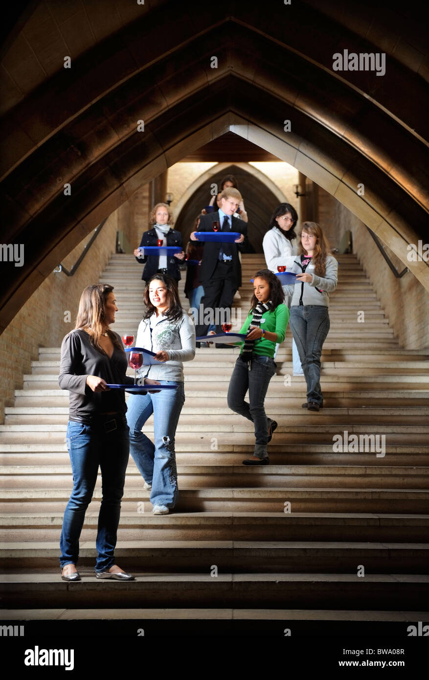 Schüler-Praxis mit einem Tablett an Getränken im Etikette Unterricht für ausländische Schüler an Nachteil Summer School in Somerset UK Stockfoto