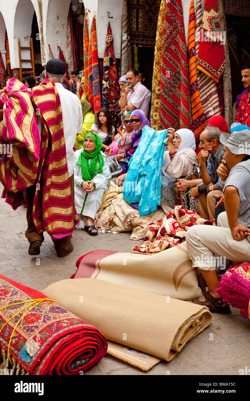 Ein Teppich Auktion Im Gange Auf Dem Souk Im Quartier Habous In