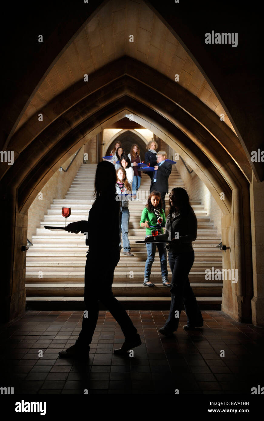 Schüler-Praxis mit einem Tablett an Getränken im Etikette Unterricht für ausländische Schüler an Nachteil Summer School in Somerset UK Stockfoto