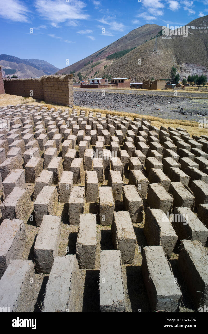 Lehmziegeln trocknen in der Sonne, Sikuani, Cuzco, Peru Stockfoto