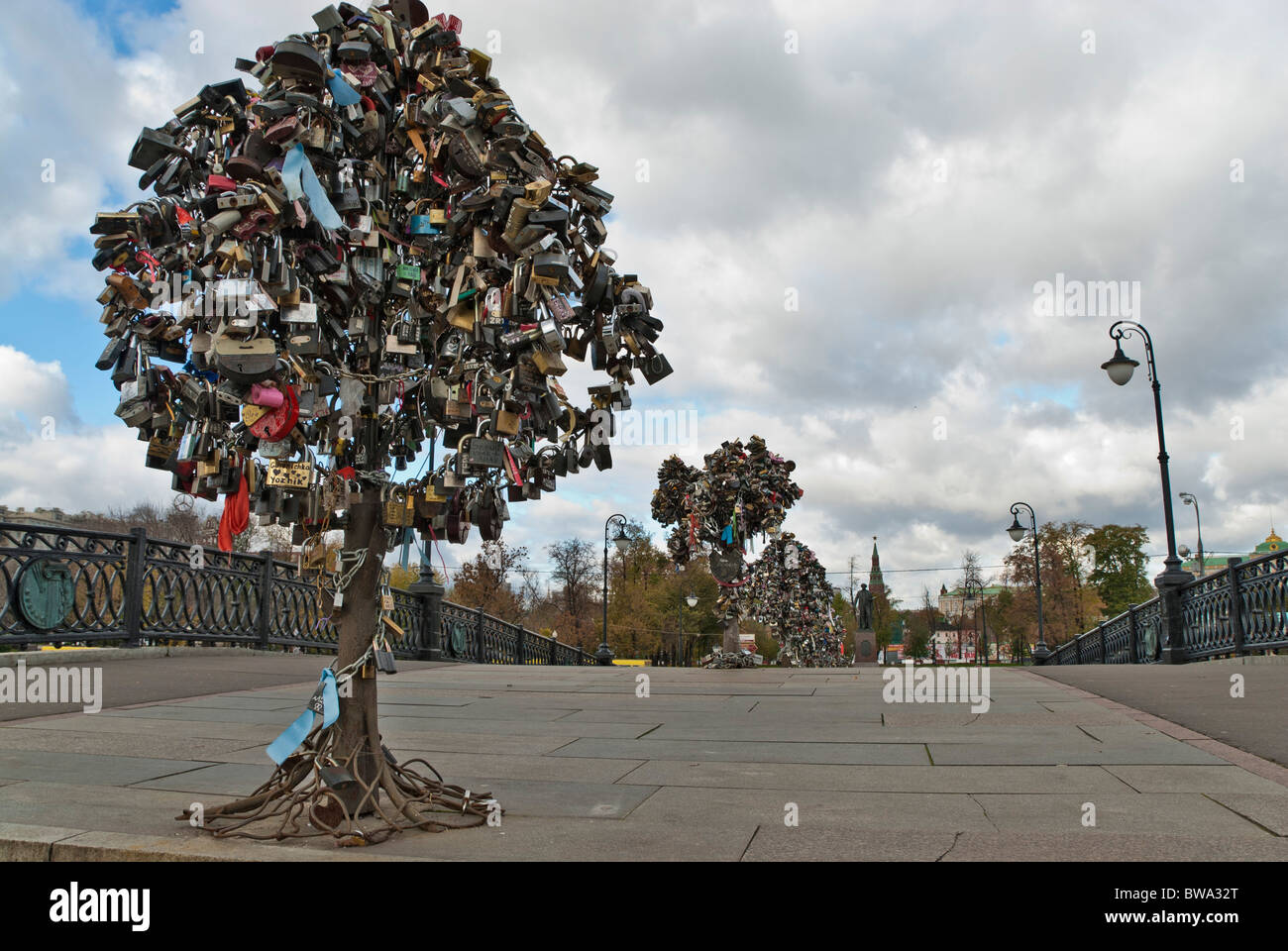 Metallische Bäume voller Vorhängeschlösser Menschen gesetzt, um ihre Liebe auf den Straßen von Moskau, Russland zu beweisen. Stockfoto
