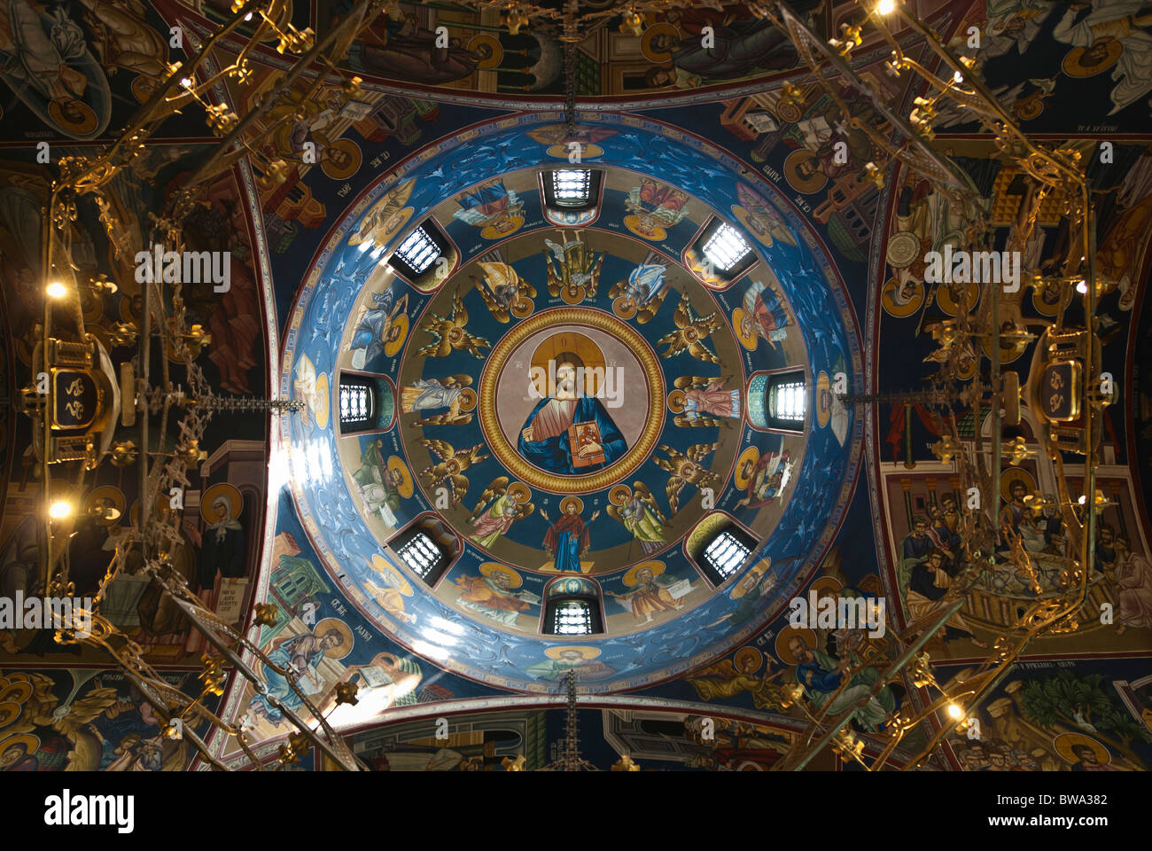 In einer Kirche mit Malereien an der Decke, Beograd, Serbien, Europa. Stockfoto