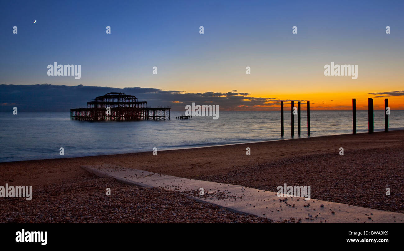 Alte West Pier bei Sonnenuntergang, Brighton, East Sussex, England Stockfoto