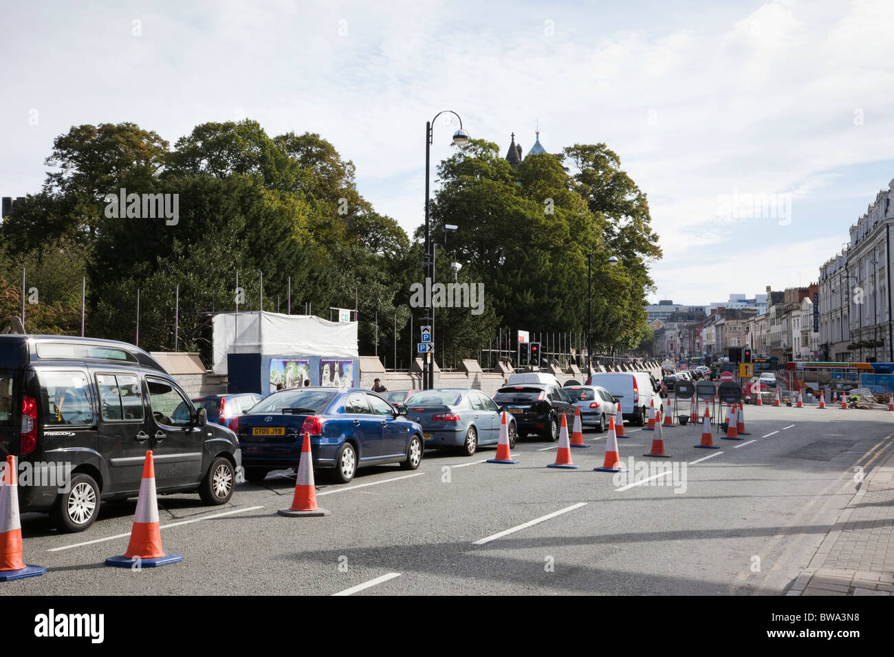 UK, Großbritannien. Baustellen verursacht einen Stau in der Innenstadt. Stockfoto