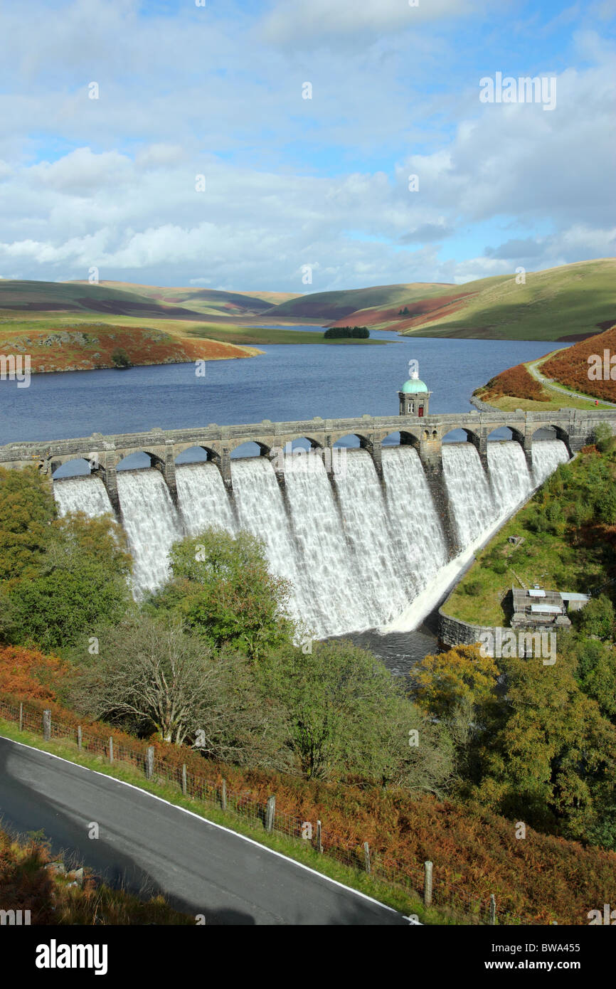 Craig Goch Reservoir Staudamm überflutet, Elan-Tal, Wales UK. Stockfoto