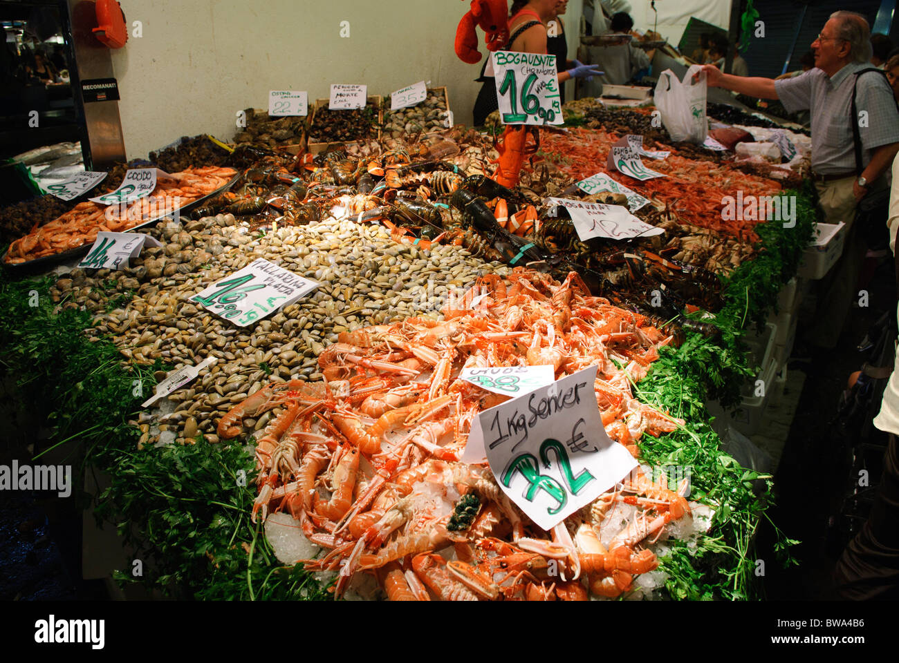 Langusten, Muscheln, Hummer und andere Meeresfrüchte auf Verkauf am Stall in la Boqueria-Markt in Barcelona, Spanien Stockfoto