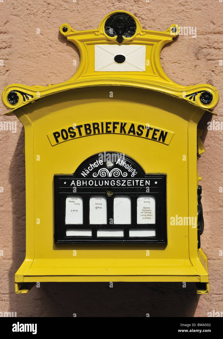 Deutsche gelbe Briefkasten fotografiert in Cochem, Rheinland-Pfalz, Deutschland Stockfoto