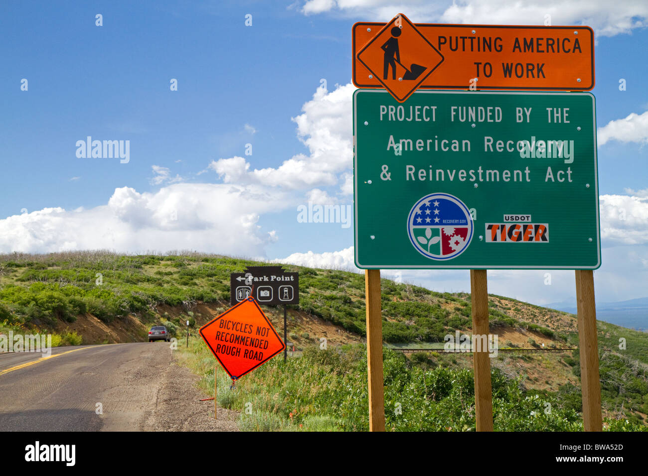 American Recovery and Reinvestment finanzierte Arbeit Straßenschild in Mesa Verde Nationalpark, Colorado, USA. Stockfoto