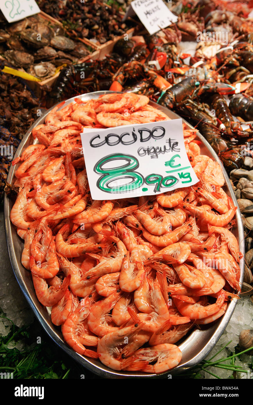 Platte mit gekochten "Gambas", Garnelen, zum Verkauf stand Meeresfrüchte auf la Boqueria-Markthalle in Barcelona, Spanien Stockfoto