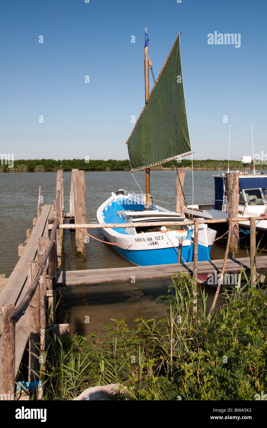 Angelboot/Fischerboot mit einem traditionellen Gaff Rig vertäut am Gorino, im Po-Delta, Emilia Romagna, Italien Stockfoto