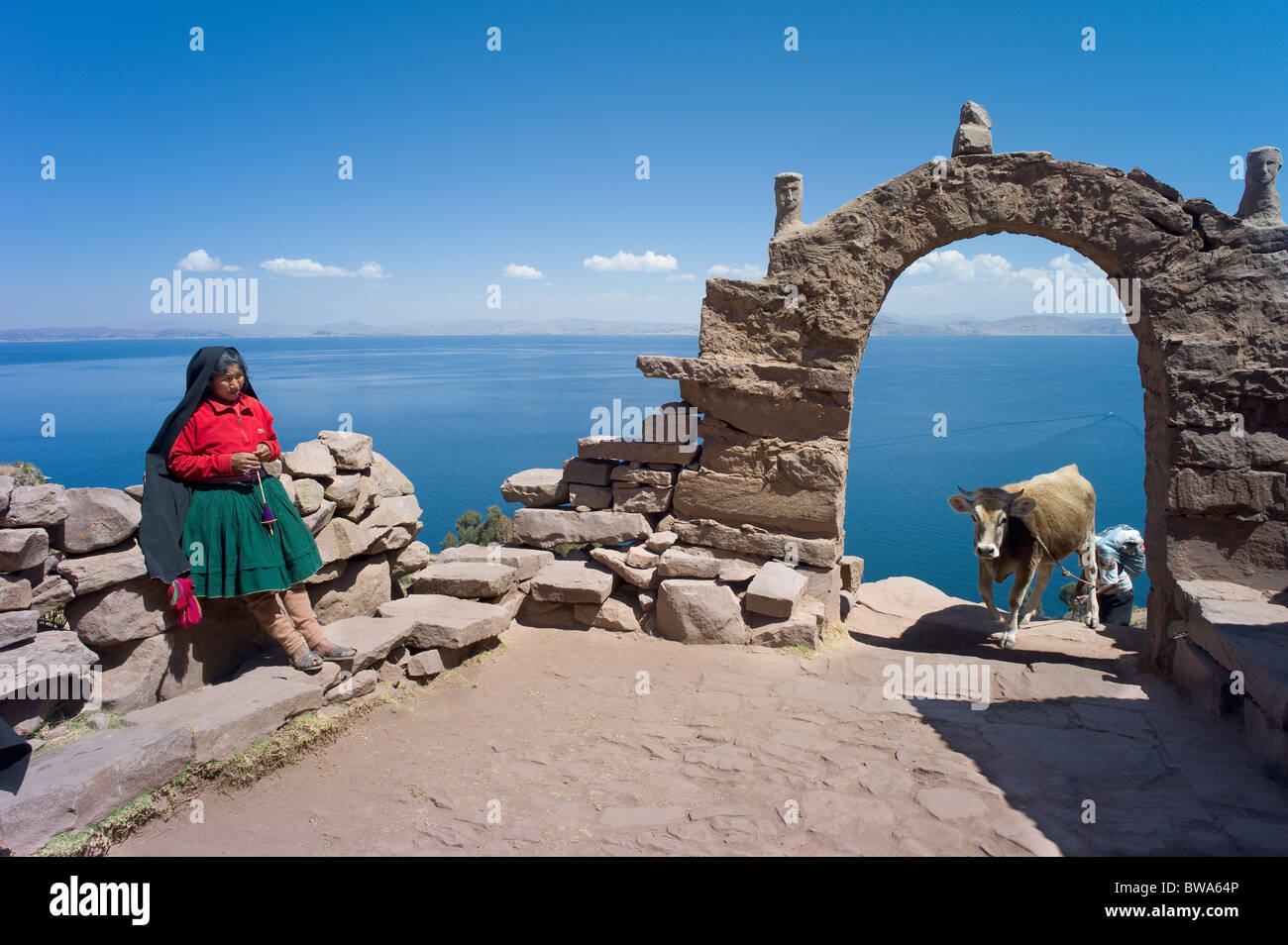 Tor auf dem Weg zum Hafen, Insel Taquile, Titicacasee, Puno, Peru Stockfoto