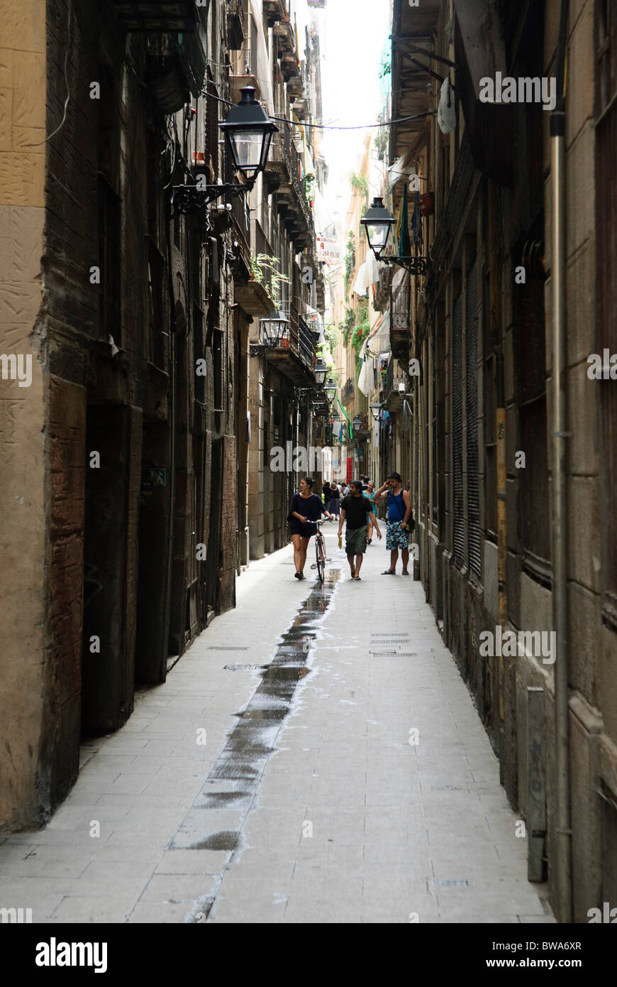schmale Gasse im Barrio Gotico, der Altstadt von Barcelona, Spanien Stockfoto