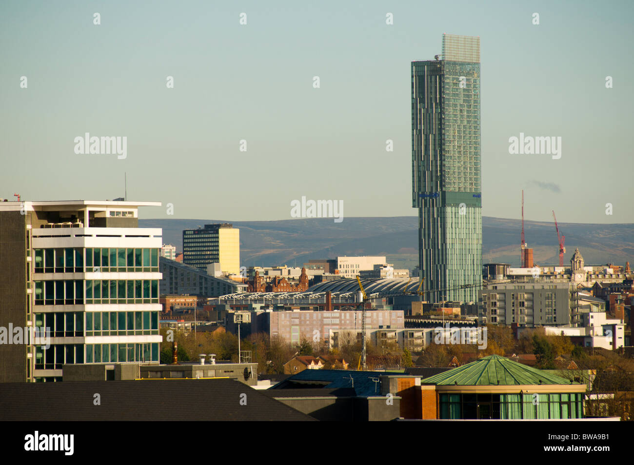 Beetham Tower, auch bekannt als das Hilton Tower, Gebäude in Manchester, England, UK. Pennine Hills hinter. Stockfoto