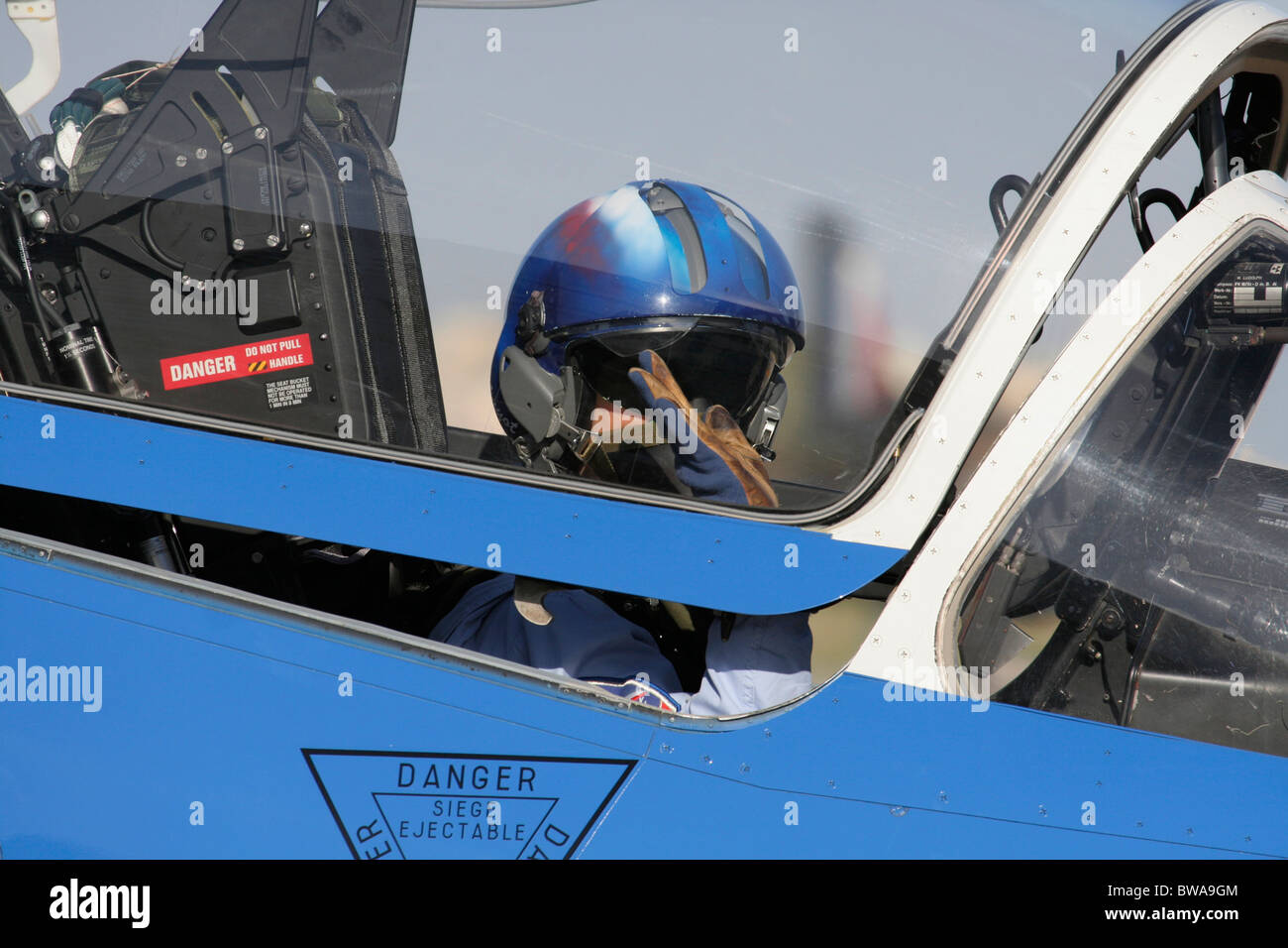 Die französische Luftwaffe-Pilotin Virginie Guyot winkt aus dem Cockpit ihres Flugzeugs der Öffentlichkeit zu, als sie die Patrouille de France für eine Ausstellung führt Stockfoto