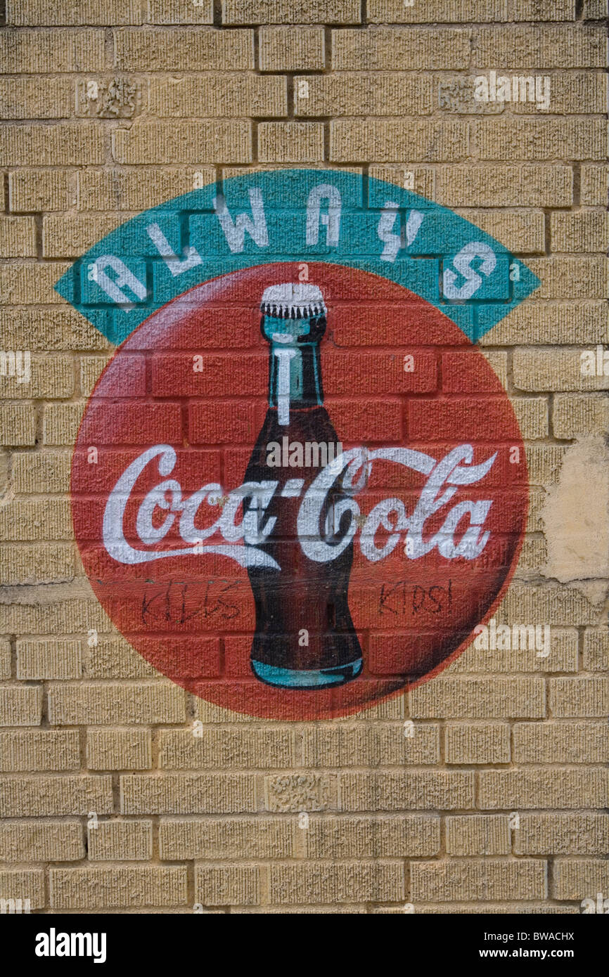 Klassische Coca-cola Schablone Anzeige auf einer Wand in Brooklyn, New York mit einer Hand zusätzlich darauf geschrieben. Stockfoto