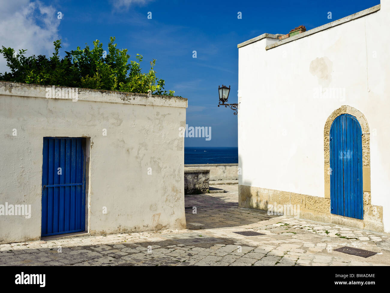 Weißen und blauen Häusern, Otranto, Apulien, Italien Stockfoto