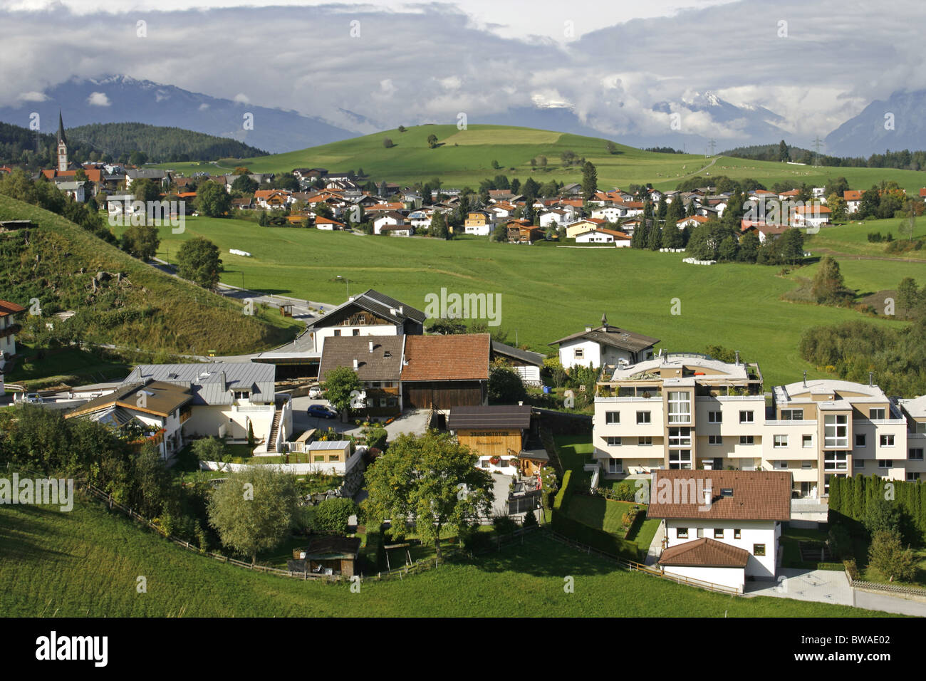 Österreich Tirol Tirol Rinn Kleinstadt Mountain High Road pastorale Landschaft mit Schafen Stockfoto