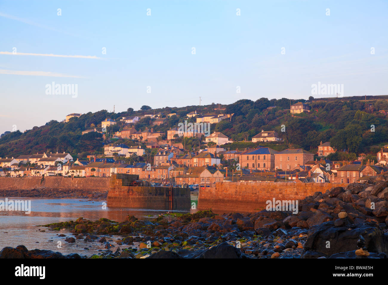 Sonnenaufgang am Mousehole Harbour, Cornwall, England, Taken bei 05:30 an einem Augusttag. Stockfoto