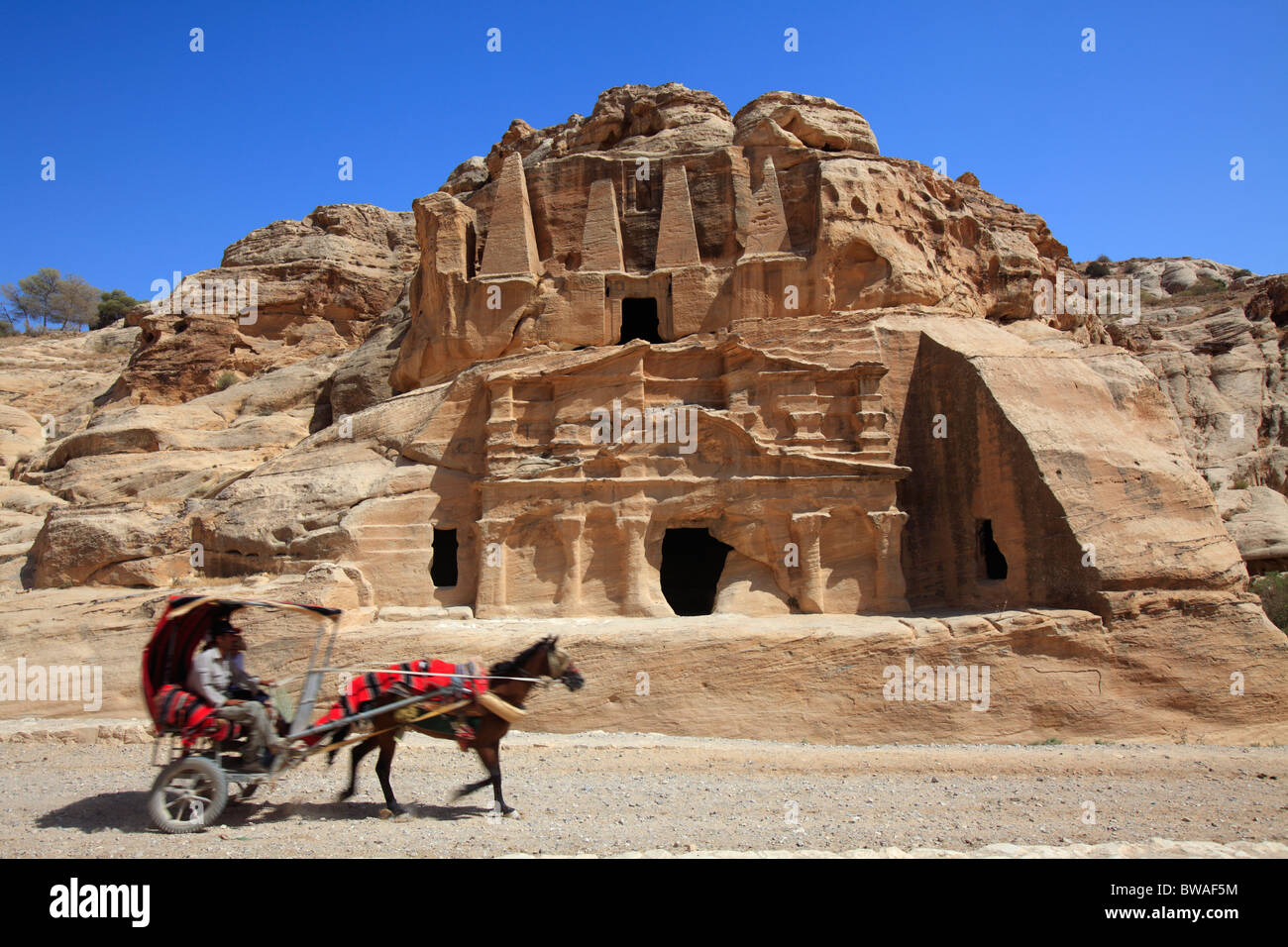 Pferd Kutsche vorbei vor dem Obelisk Grab, Petra, Jordanien Stockfoto