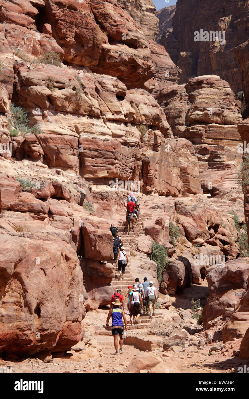 Touristen klettern zu El Deir (Kloster), Petra, Jordanien Stockfoto