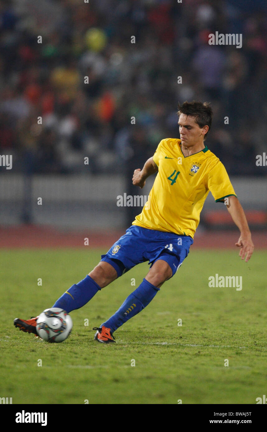 KAIRO - 16. OKTOBER: Rafael Toloi aus Brasilien gibt den Ball im Finale der FIFA U-20-Weltmeisterschaft gegen Ghana am 16. Oktober 2009 im Kairoer International Stadium in Kairo, Ägypten. Nur redaktionelle Verwendung. Kein Pushing auf die Nutzung mobiler Geräte. Kommerzielle Nutzung verboten. (Foto: Jonathan Paul Larsen / Diadem Images) Stockfoto