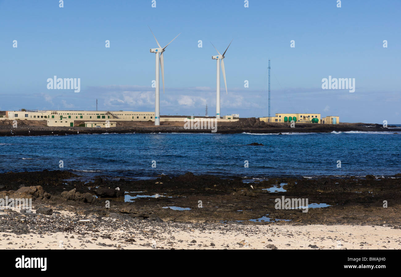 Fuerteventura, Kanarische Inseln - Corralejo, Entsalzung Pflanze Glück Windkraftanlagen, frisches Wasser aus Meerwasser hergestellt. Stockfoto