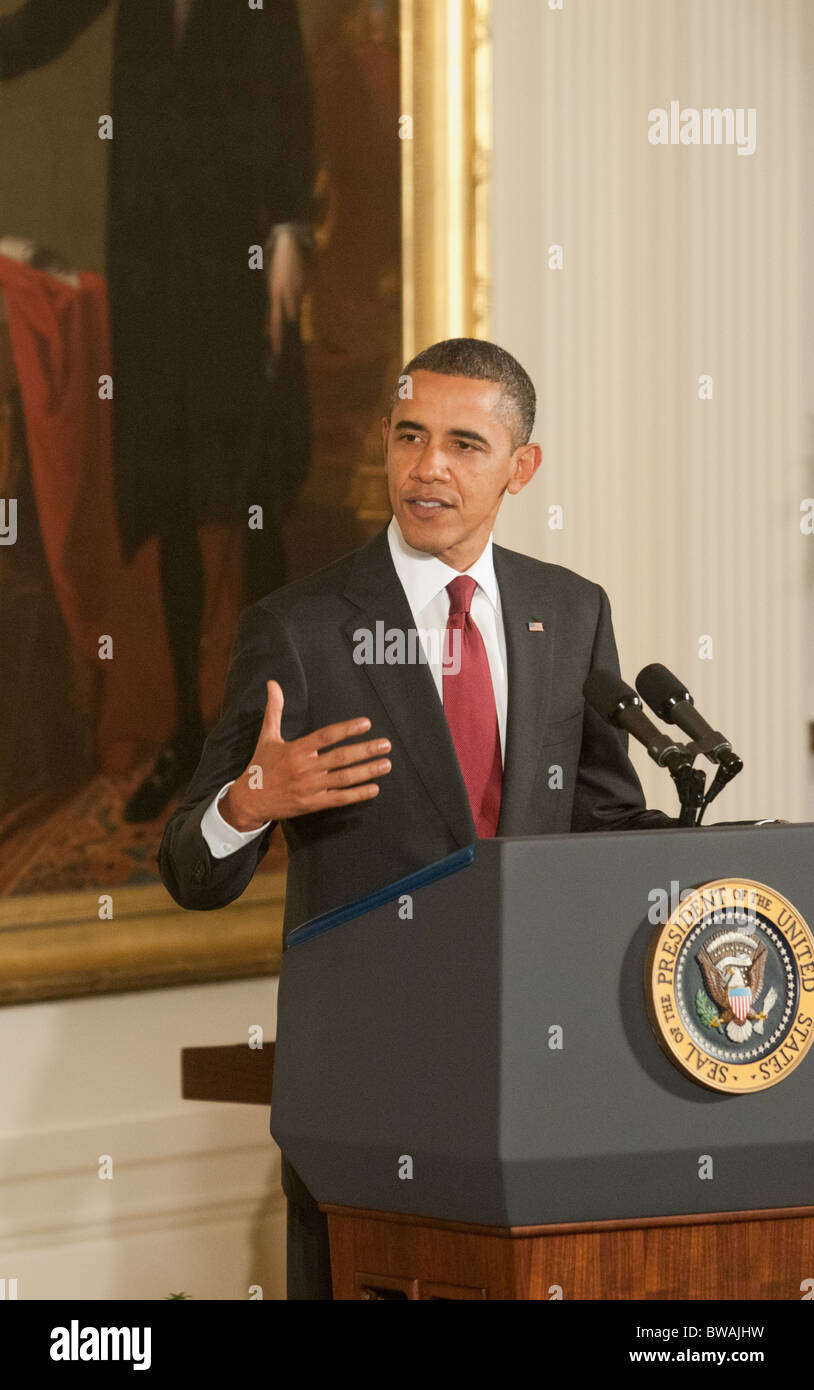 Präsident Barack Obama vergibt Staff Sergeant Salvatore Giunta, die Medal Of Honor für auffallende Edelmut im Weißen Haus. Stockfoto