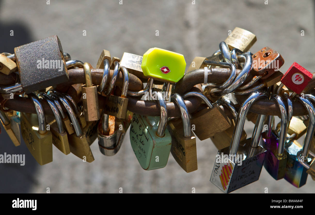Liebesschlösser - illustriert die Gewohnheit schließen ein Vorhängeschloss um ein Band der Liebe symbolisieren und dann den Schlüssel wegwerfen. Stockfoto