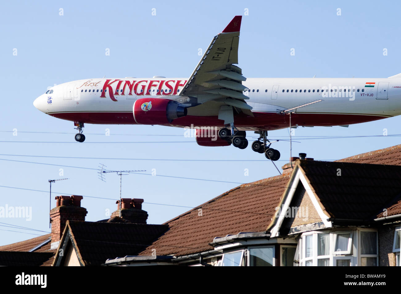 Heathrow runway Dachterrasse Ansatz, den Airbus A330, Kingfisher Airlines, Flugzeug auf niedrigen über die Häuser für die Landung in London Heathrow Flughafen, Großbritannien. Stockfoto