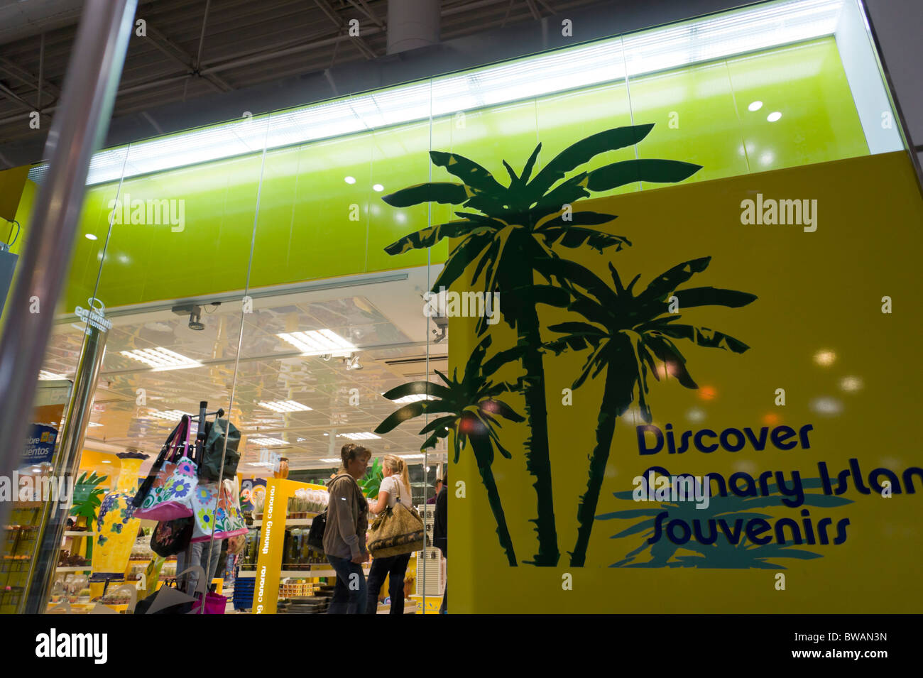 Fuerteventura, Kanarische Inseln - Flughafen duty free und Souvenirs, Canariensis Shop. Stockfoto
