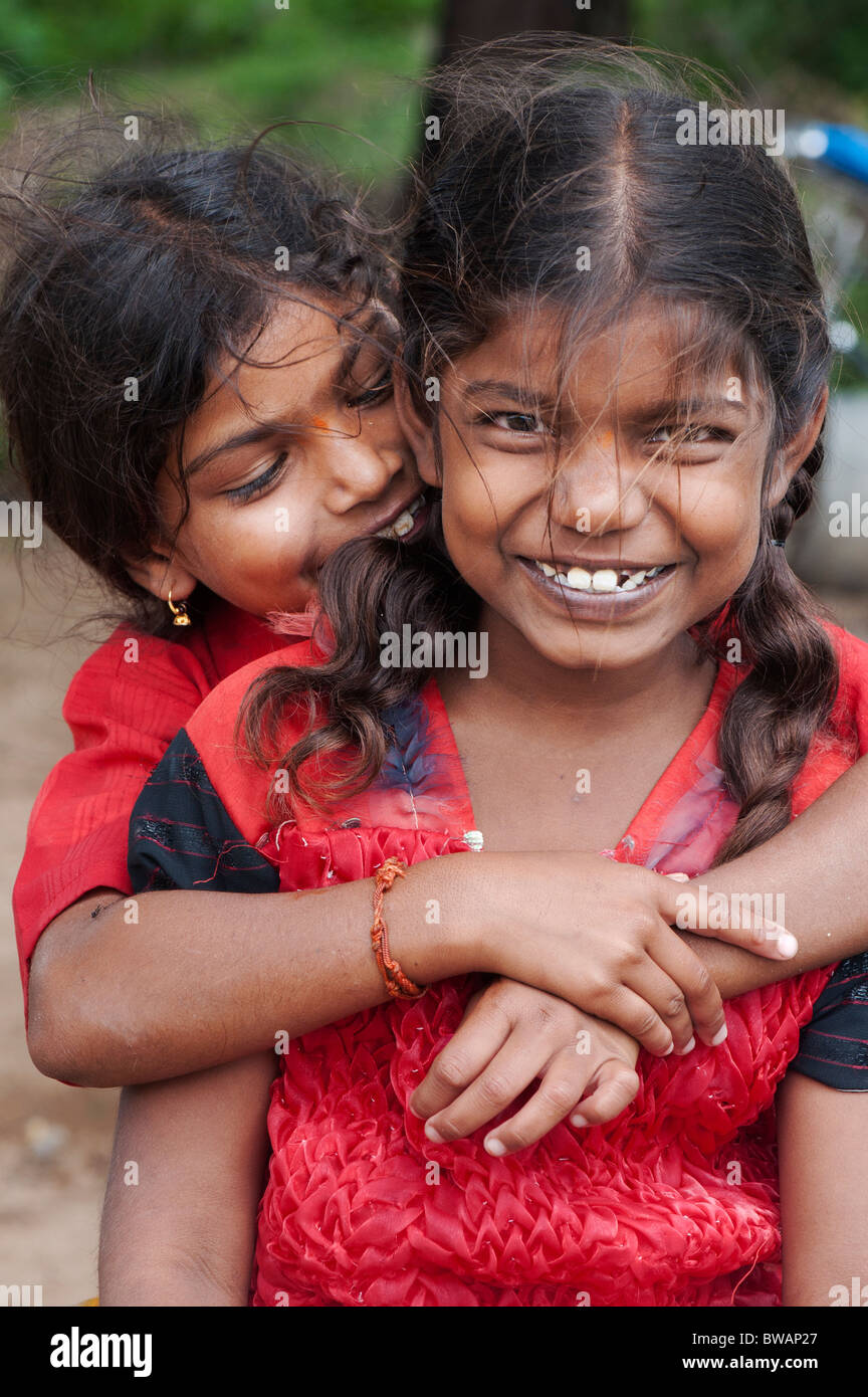 Lächelnd glücklich umarmte indischen Dorf Mädchen. Andhra Pradesh, Indien Stockfoto