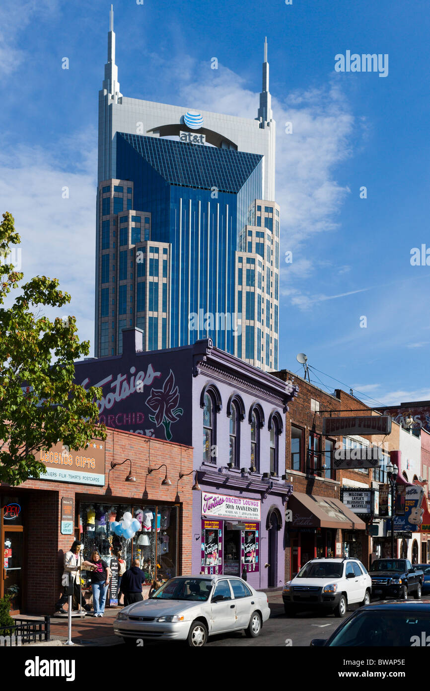 Broadway mit dem AT&T-Gebäude hinter der Bezirk, Nashville, Tennessee, USA Stockfoto