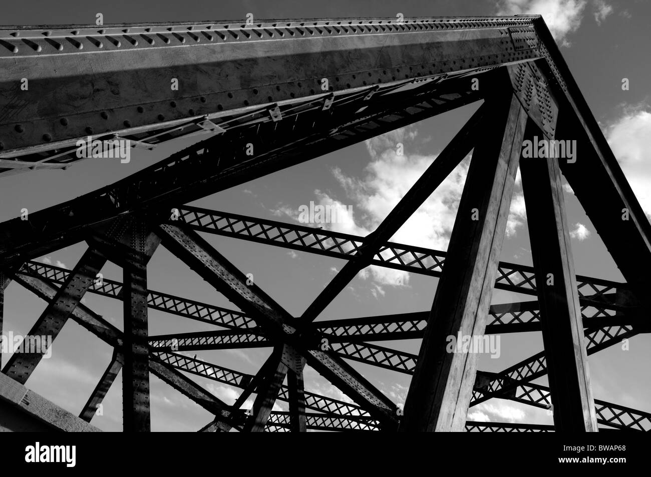 Eine Eisenbahnbrücke überquert Cherry Creek in Denver. Stockfoto