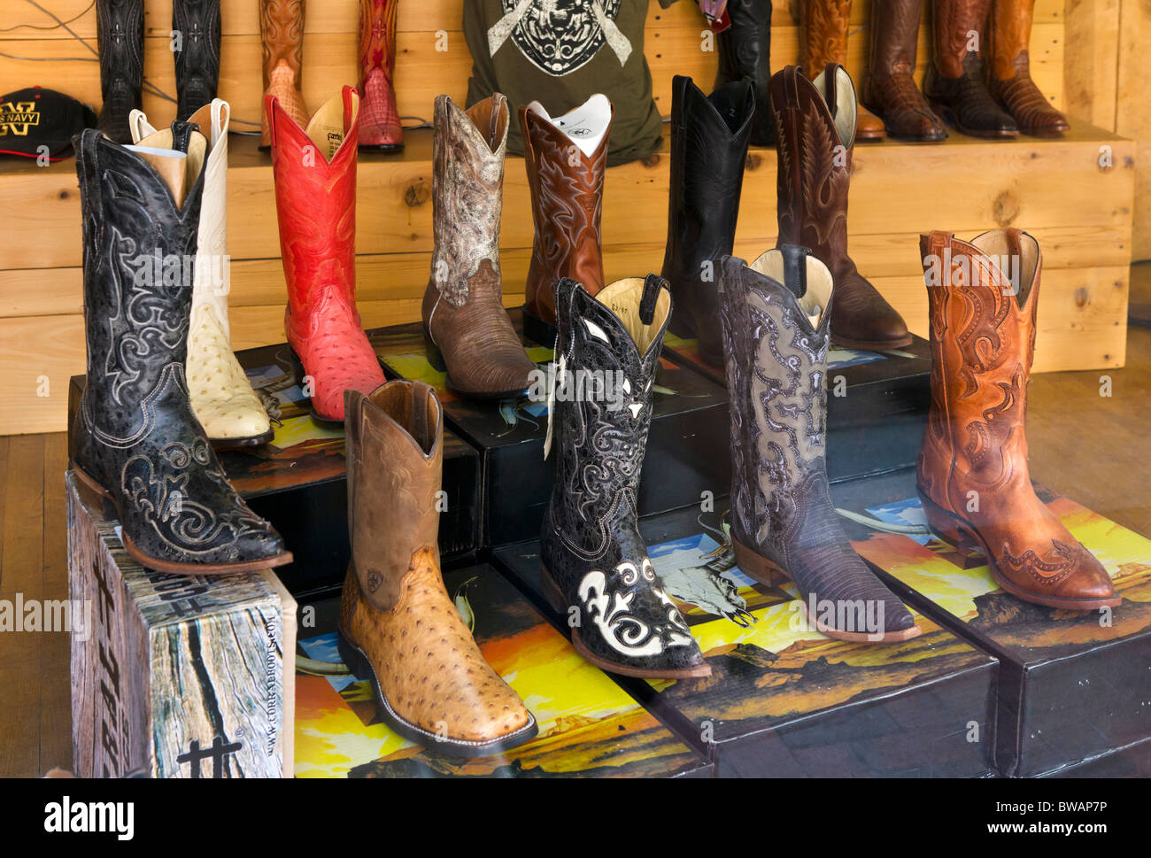 Cowboystiefel im Schaufenster eines boot Store am Broadway, der Bezirk, Nashville, Tennessee, USA Stockfoto