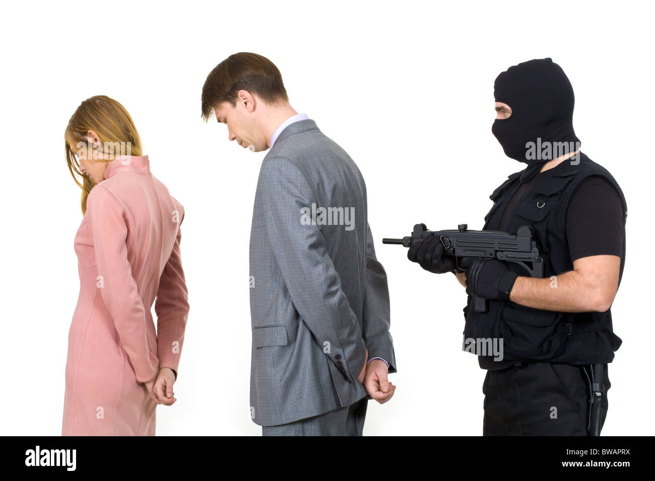Porträt von zwei Geschäftsleuten stehend mit terroristischen zeigenden Waffe auf sie hinter Stockfoto