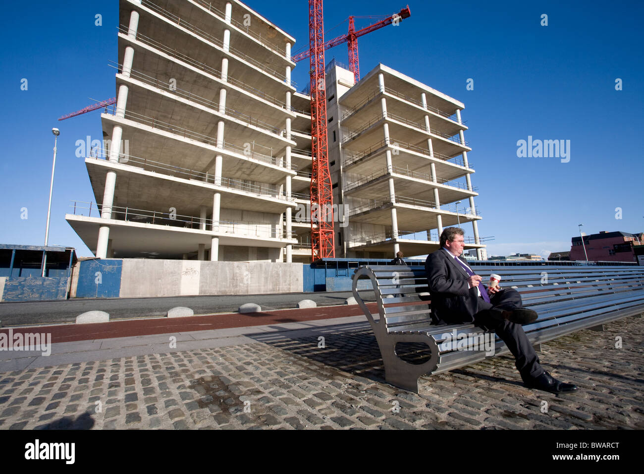Verlassen die Räumlichkeiten des geplanten neuen Hauptsitzes der Anglo Irish Bank am Spencer Dock, Dublin, Irland. Stockfoto