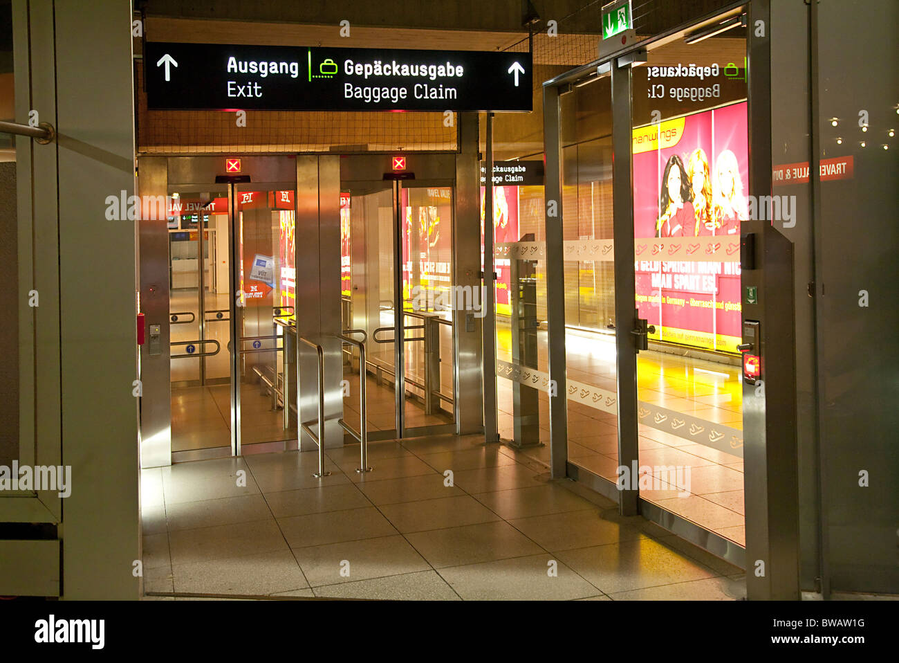 Gepäckausgabe am Flughafen Köln-Bonn Tore Stockfotografie - Alamy