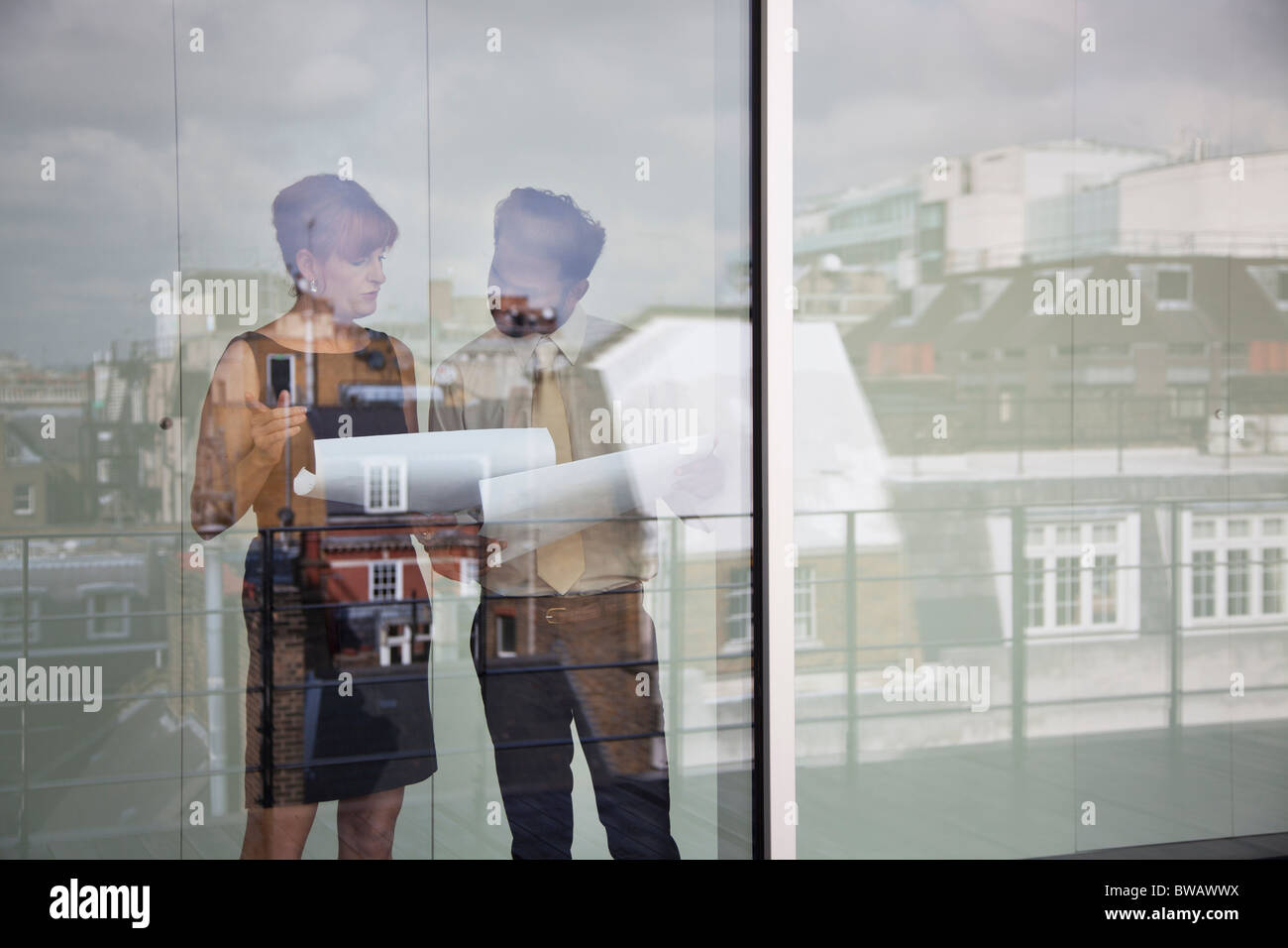 Zwei Arbeitskollegen diskutieren Papierkram Stockfoto