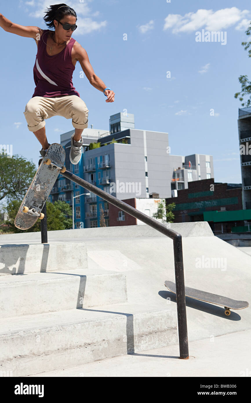 Skateboarder einen Sprung über eine Schiene Stockfoto