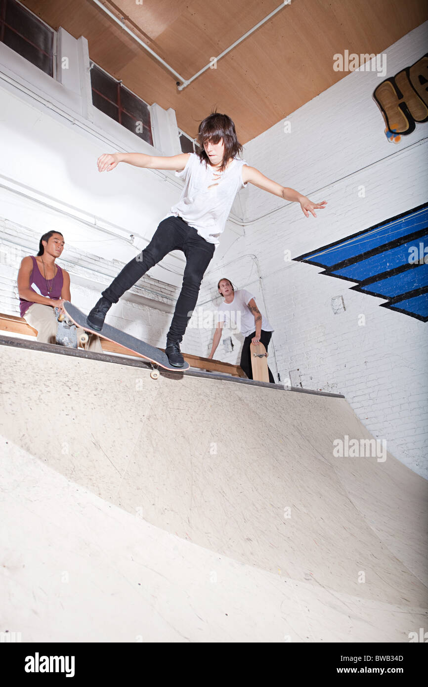 Skateboarder auf Rampe im Skatepark Stockfoto