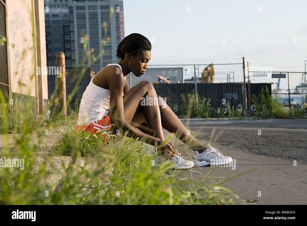 Läufer auf Bürgersteig sitzen Stockfoto