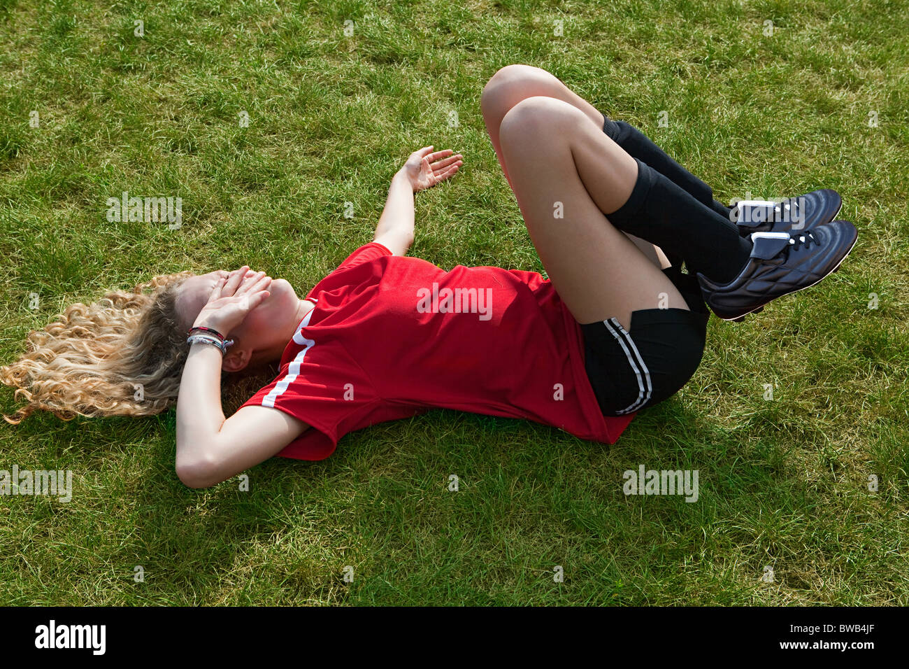 Mädchen-Fußball-Spieler mit Verletzungen Stockfoto