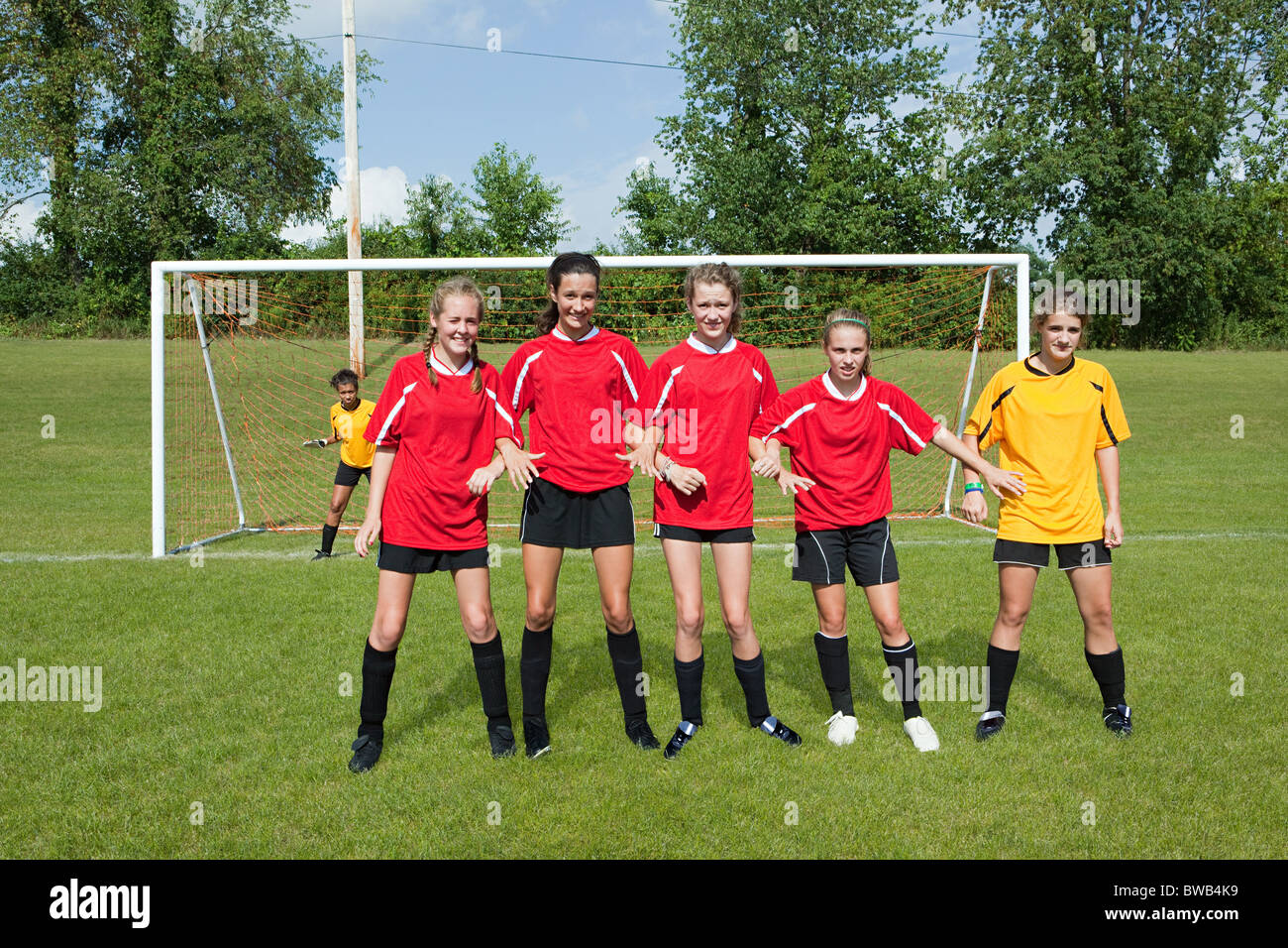 Mädchen-Fußball-Spieler machen Wehrmauer Stockfoto