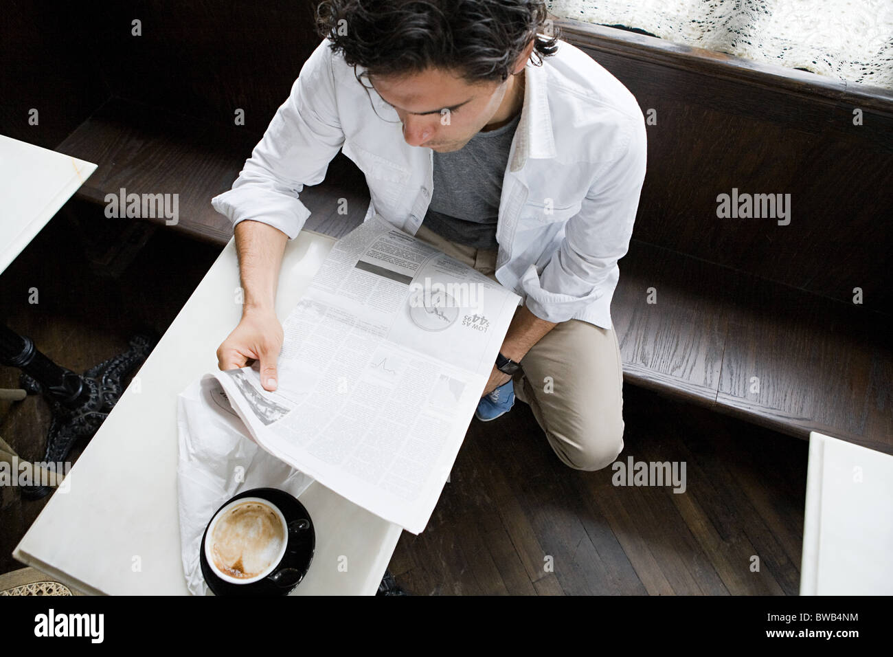 Mann liest Zeitung im Coffee-shop Stockfoto
