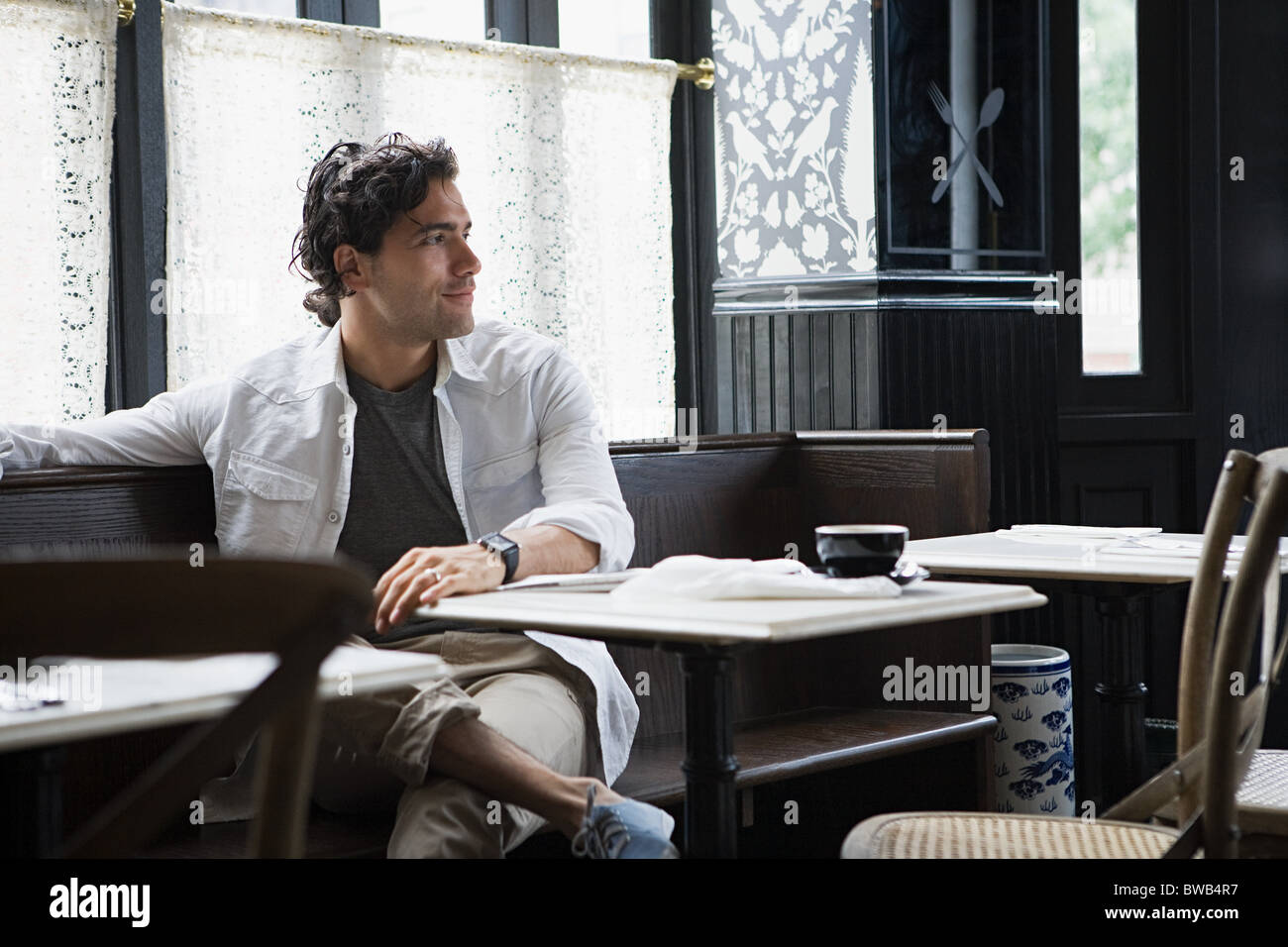 Mann sitzt im Café Stockfoto