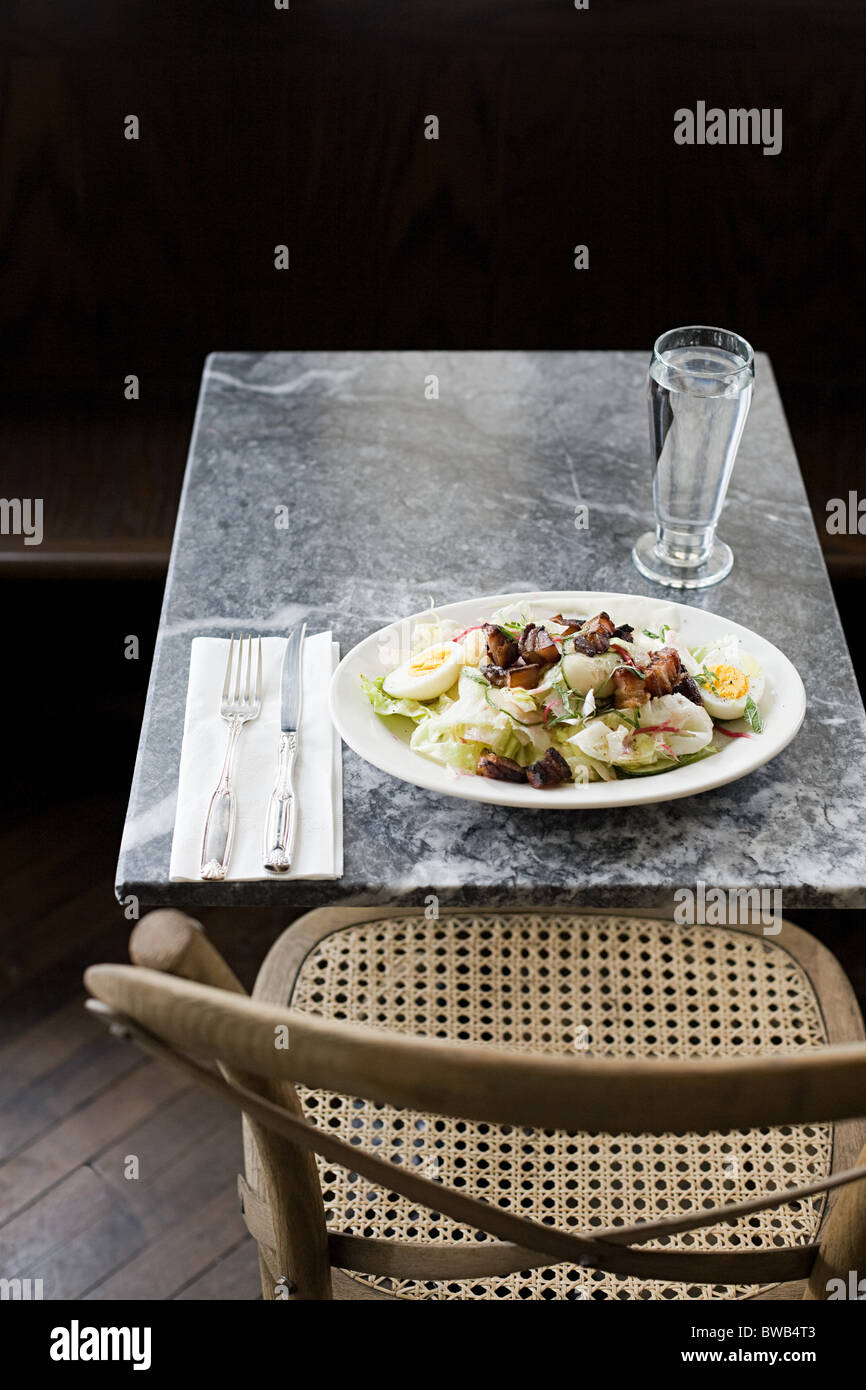 Teller mit Salat im café Stockfoto