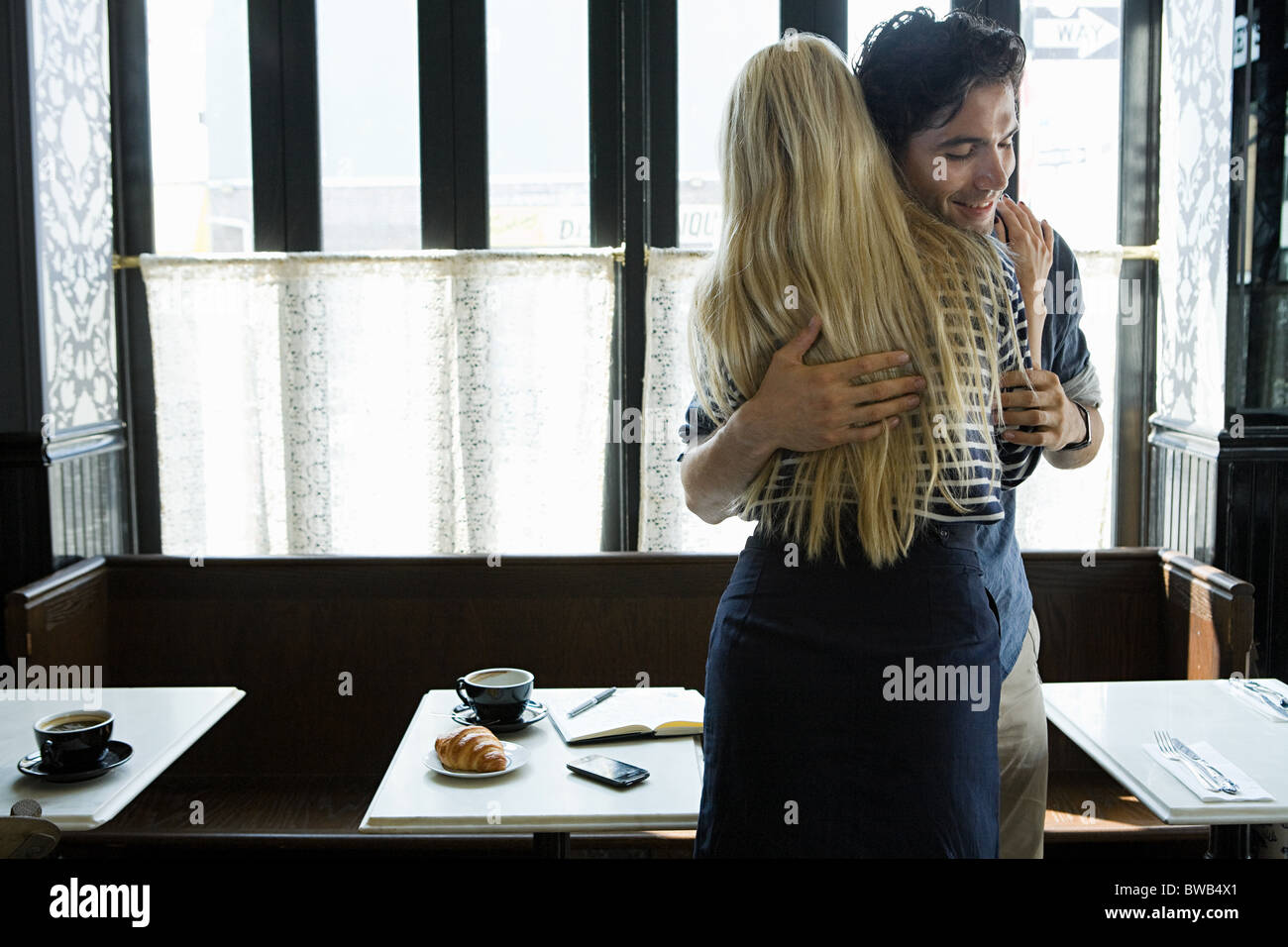 Paar im Café umarmt Stockfoto